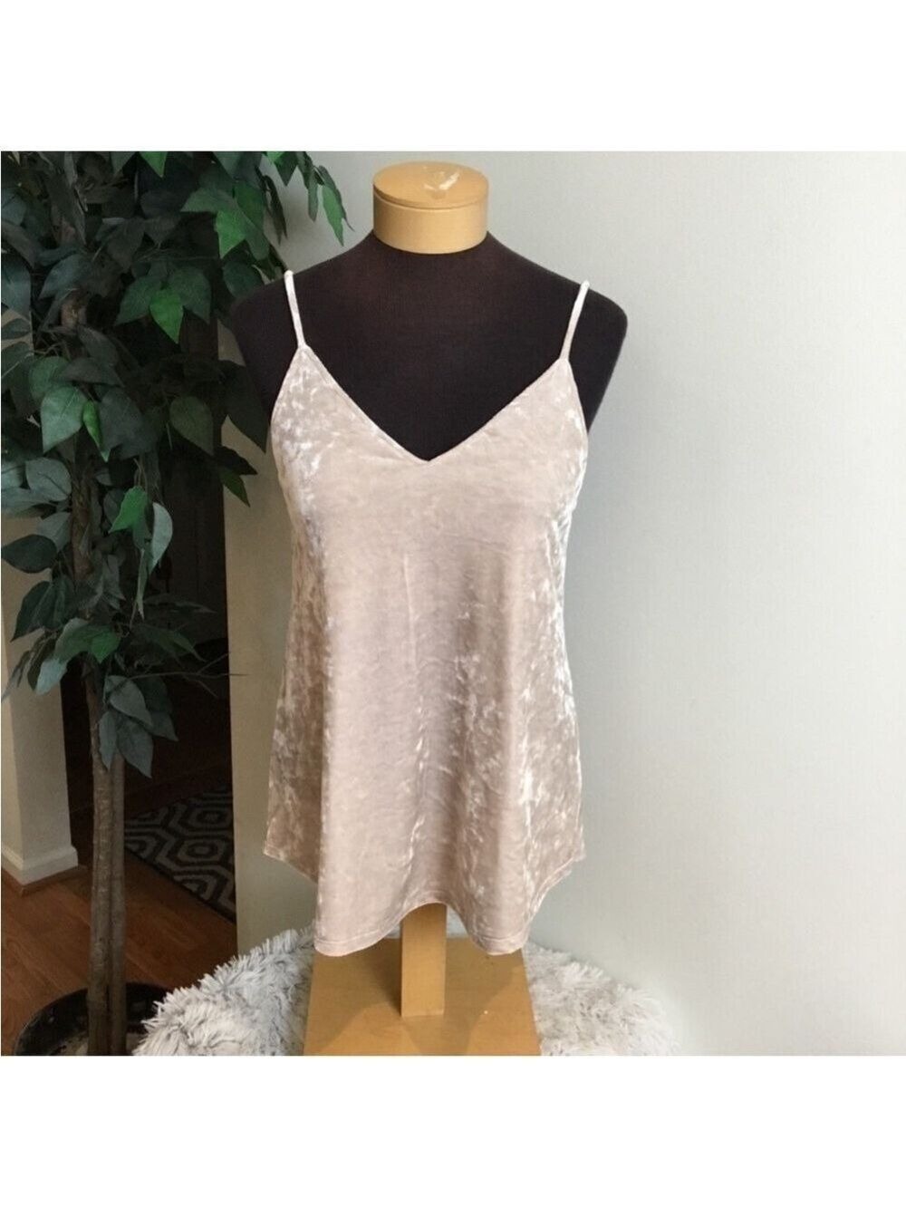 Audrey 3+1 spagetti strap camisole Woman’s size Small beige velvet NWT